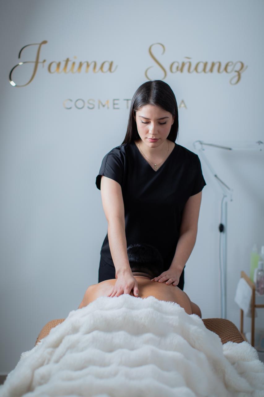 Terapeuta realizando masaje terapéutico en Serena Spa